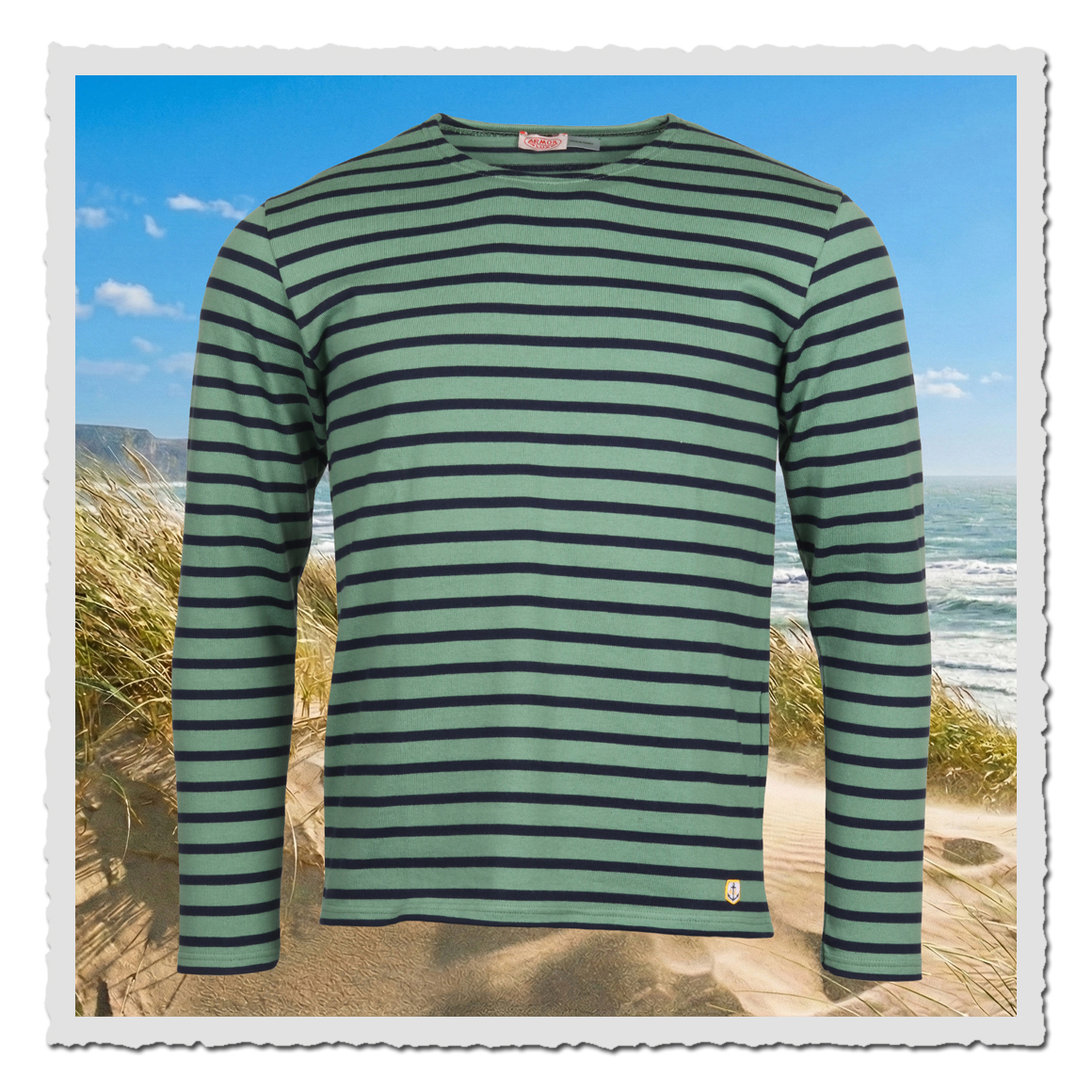 Armor Lux Matrosen-Shirt ivy und dark blue, Vorderansicht des gestreiften Longsleeves aus weichem Jersey mit Rundhalsausschnitt vor Strandlandschaft.